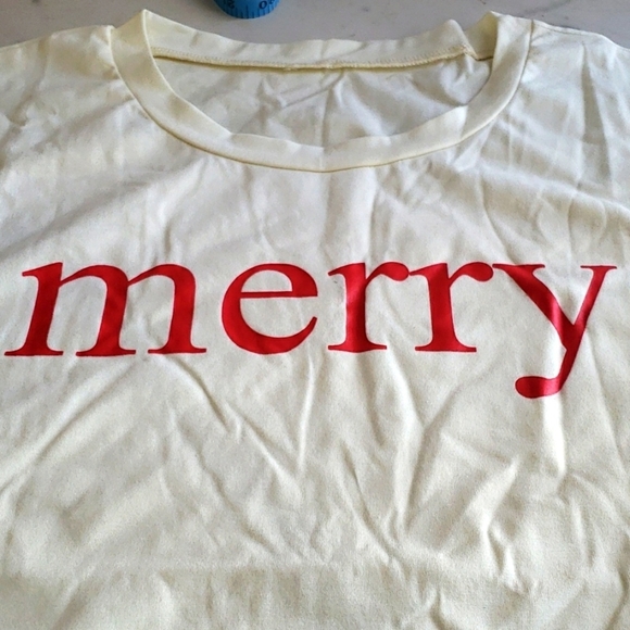 Merry. Spell out Short Sleeve Cream with Red Letters T-shirt Size 2XL - Picture 3 of 6